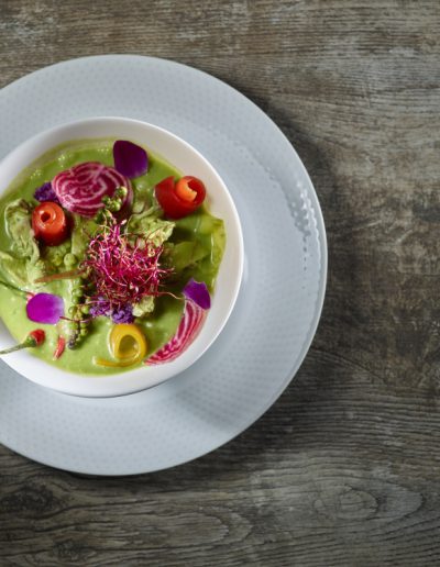 Suppe aus Erbsen und Gemüse der Saison im Clos de la République