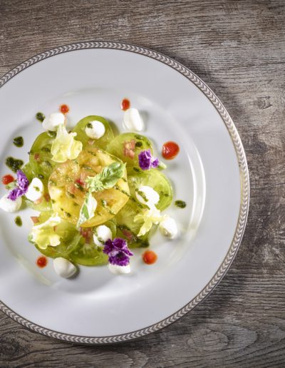 Salade revisitée de tomates et mozzarella au Clos de la République, gastronomie à Epesses dans le Lavaux au domaine de Patrick Fonjallaz